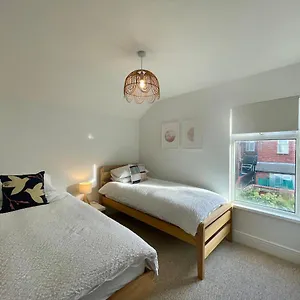 Taffs Mead House Location, Nr Stadium, Family Friendly! Holiday home